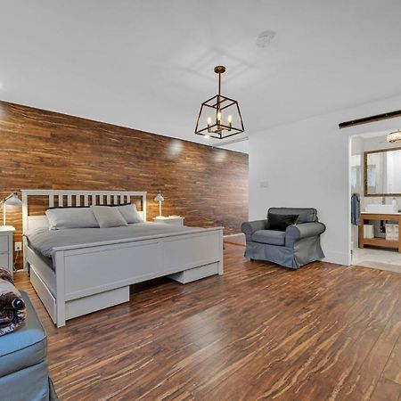 Amazing Fully Renovated Apartment On Queen St. Toronto Eksteriør bilde