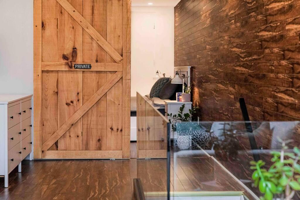 Amazing Fully Renovated Apartment On Queen St. Toronto Eksteriør bilde