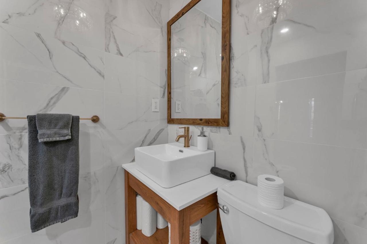 Amazing Fully Renovated Apartment On Queen St. Toronto Eksteriør bilde