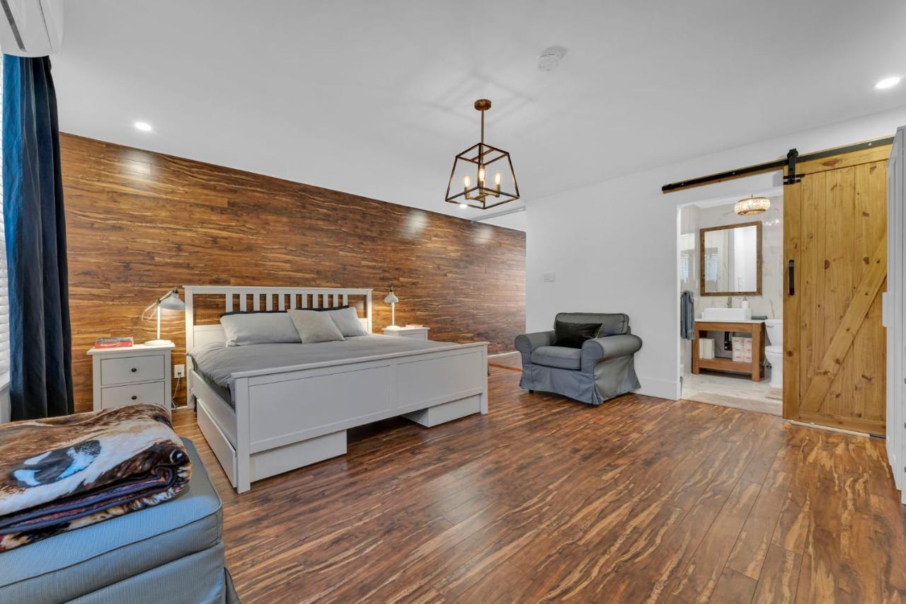Amazing Fully Renovated Apartment On Queen St. Toronto Eksteriør bilde