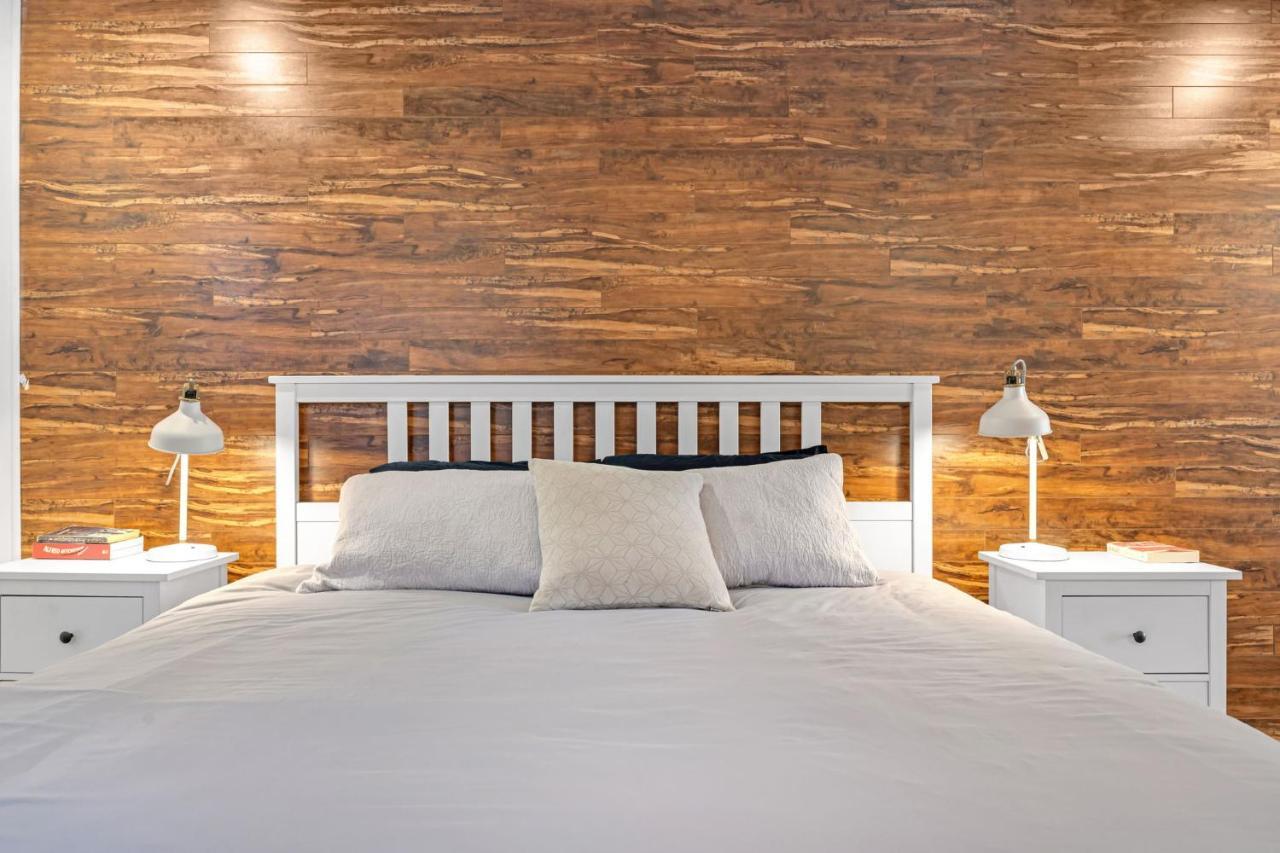 Amazing Fully Renovated Apartment On Queen St. Toronto Eksteriør bilde