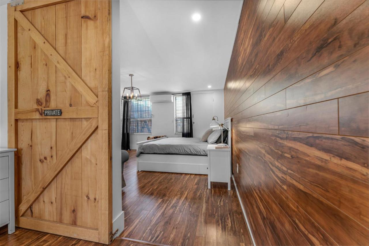Amazing Fully Renovated Apartment On Queen St. Toronto Eksteriør bilde