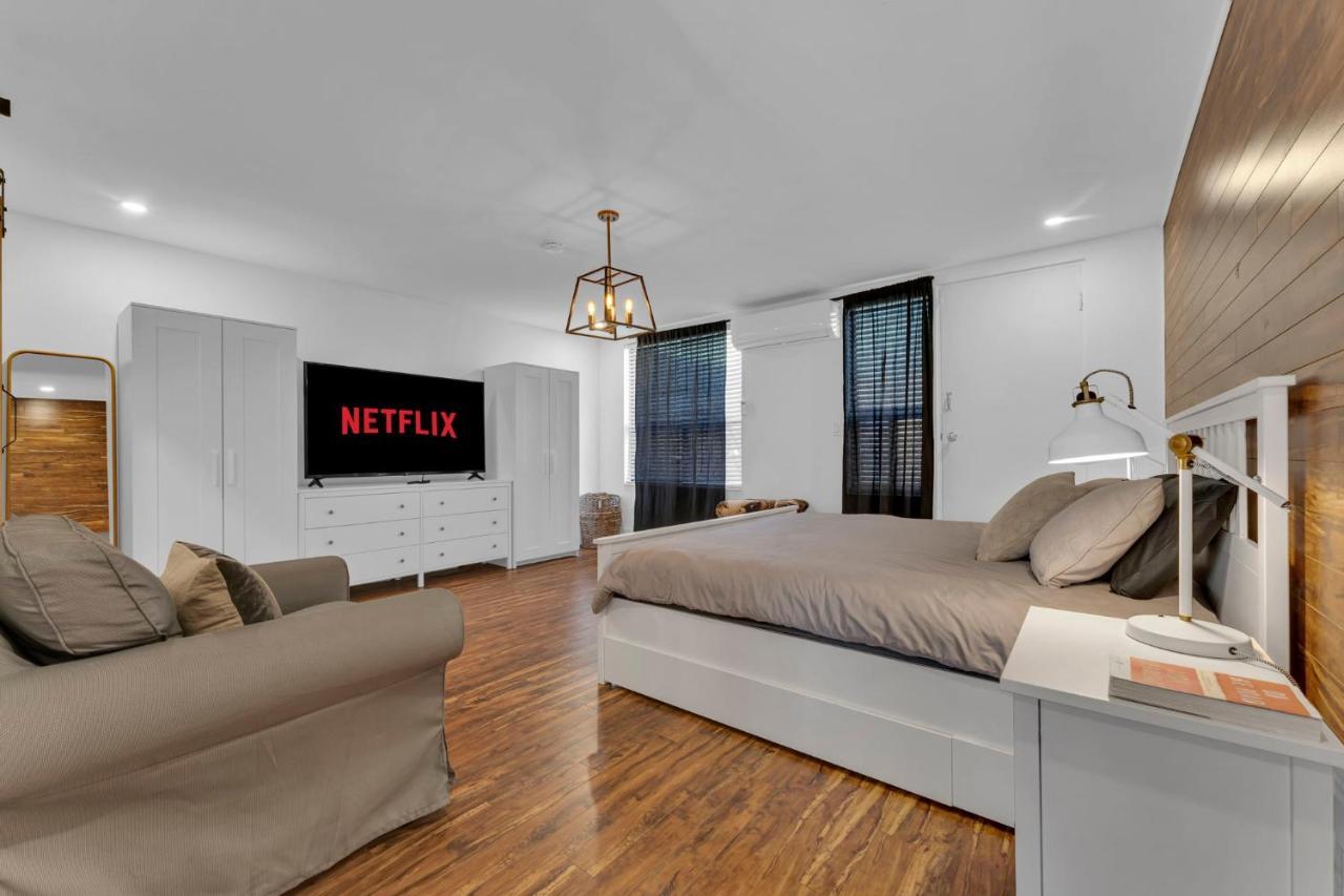 Amazing Fully Renovated Apartment On Queen St. Toronto Eksteriør bilde