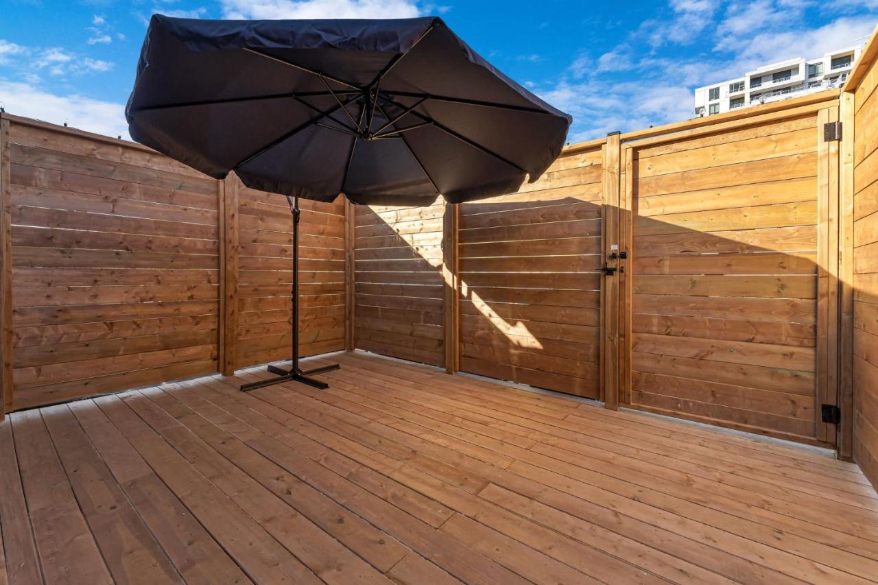 Amazing Fully Renovated Apartment On Queen St. Toronto Eksteriør bilde