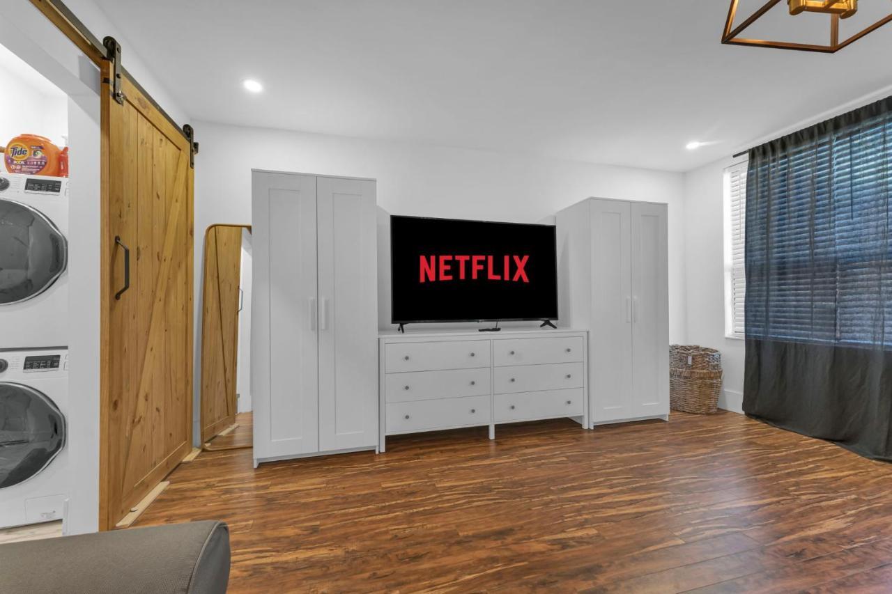 Amazing Fully Renovated Apartment On Queen St. Toronto Eksteriør bilde